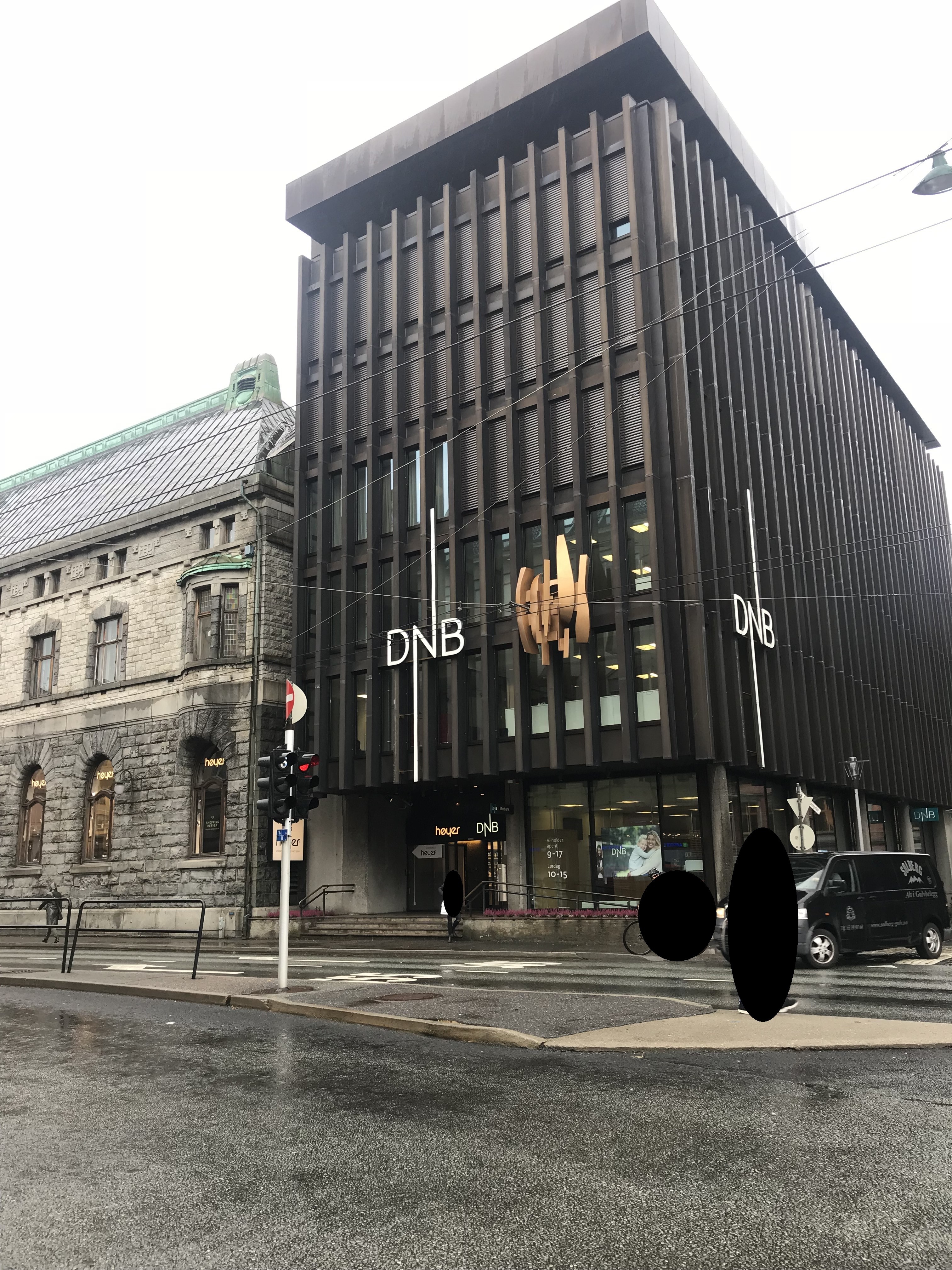 Et foto av fasaden på DNB.bygget i Torgallmenningen 2 i Bergen.